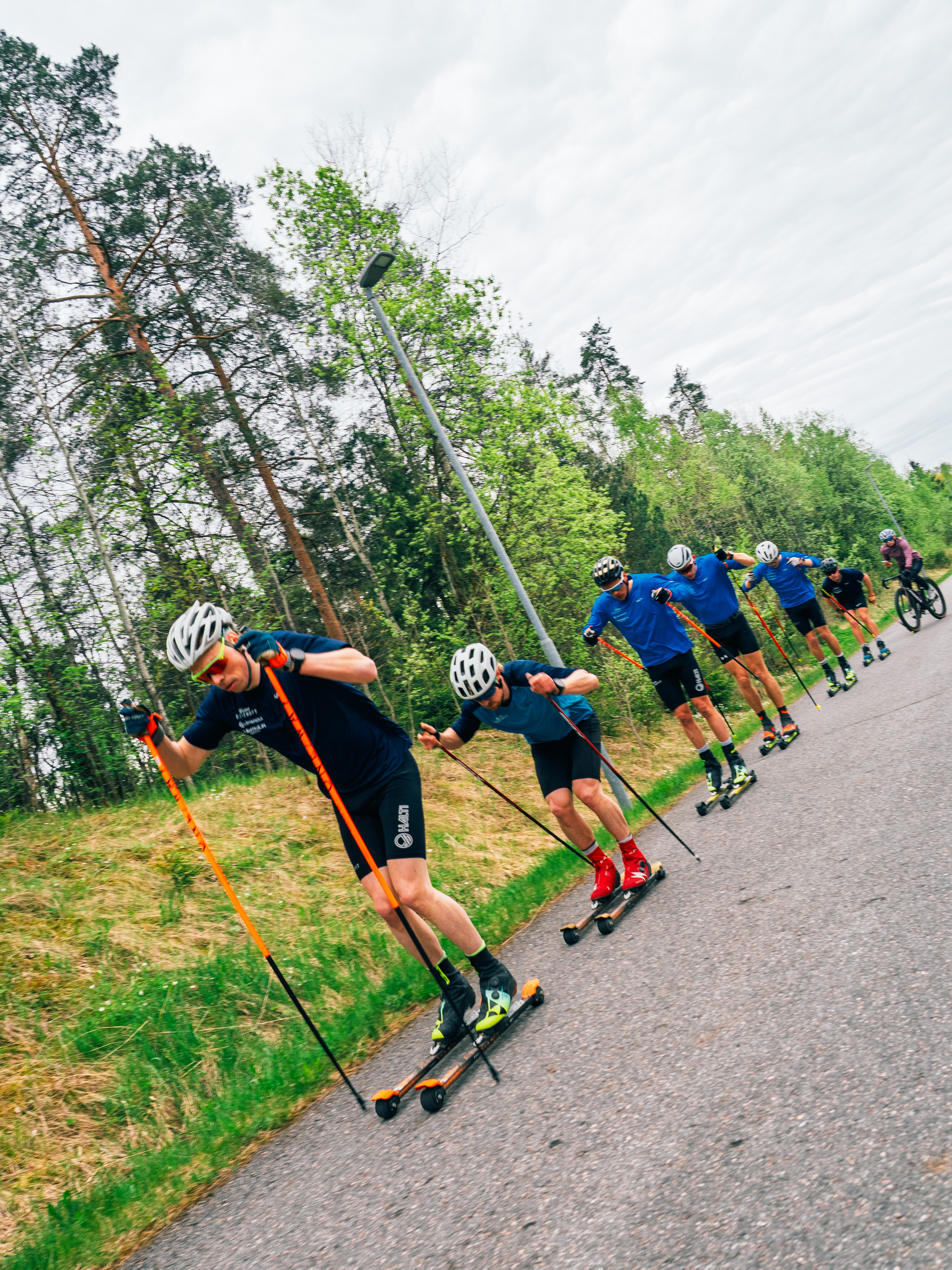 Leevi Tarjanne harjoittelemassa lumisella tiellä